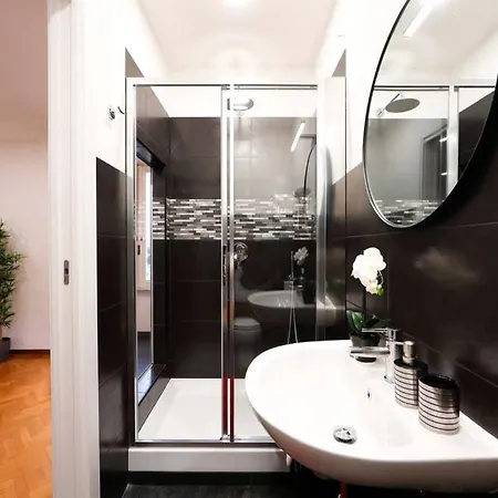 Black Enchanting Jacuzzi Trastevere Рим