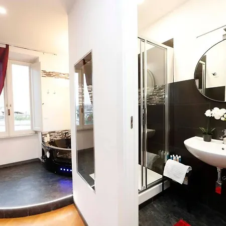 Black Enchanting Jacuzzi Trastevere Рим