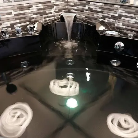 Black Enchanting Jacuzzi Trastevere - Collection Rome