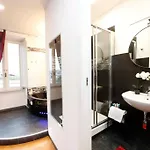 Black Enchanting Jacuzzi Trastevere Рим